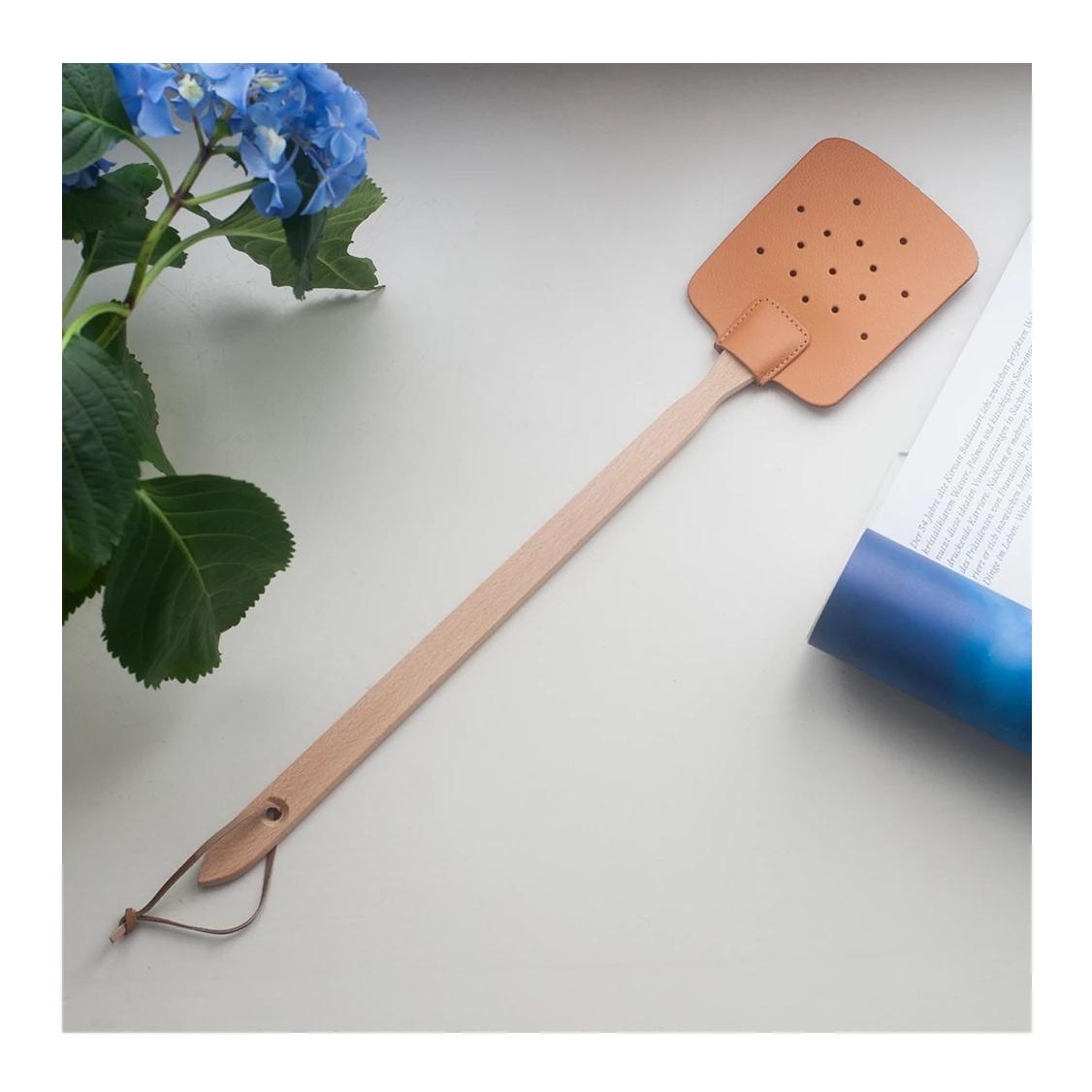 Fliegenklatsche aus Holz mit Leder